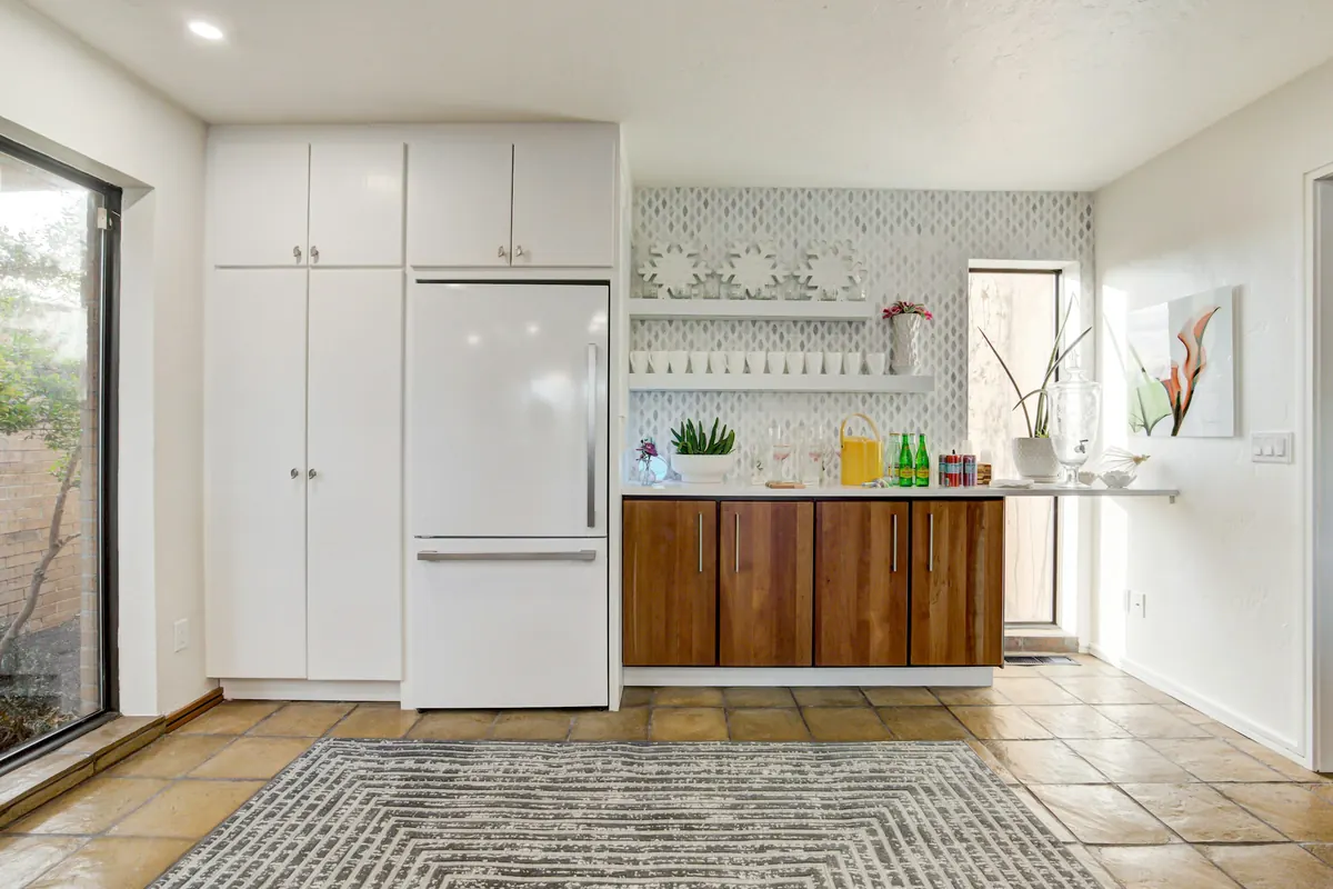 Cocina con un refrigerador blanco de dos puertas