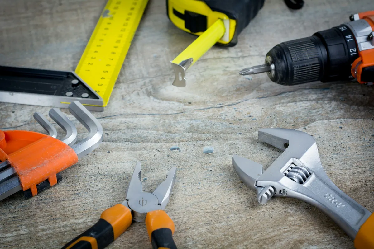 Herramientas de reparación sobre una mesa de trabajo