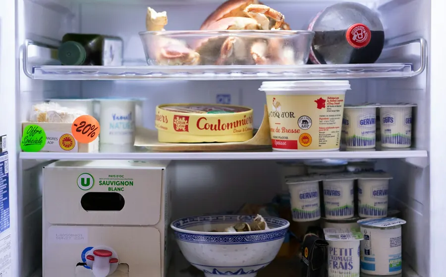 Interior de un refrigerador limpio y ordenado